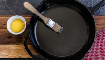 Oiling-a-cast-iron-pan