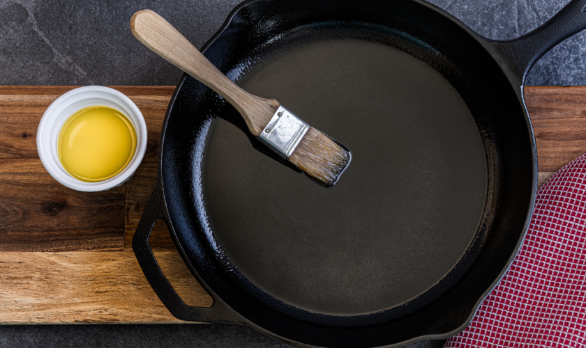 Oiling-a-cast-iron-pan